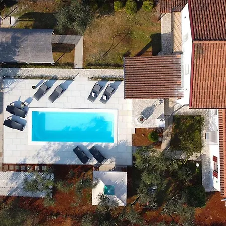 Grace Felice Villa Valbandon